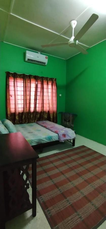 Baiti Homestay Gambang Exterior photo